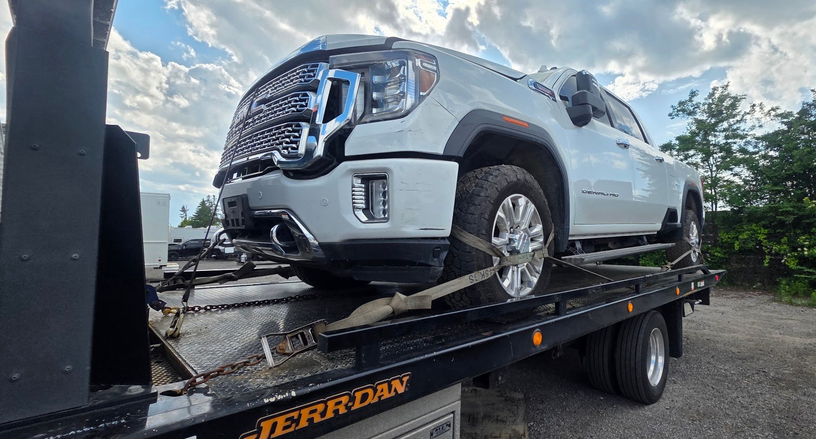 Cash for junk cars Toronto: wrecked GMC Sierra loaded for free pickup